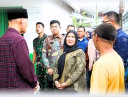 Walkot Serahkan Bantuan untuk Korban Kebakaran di Bumi Waras